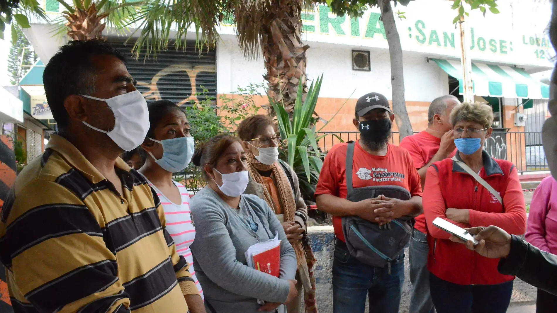 Personas adultas piden permiso para continuar trabajando en el comercio de v_a p_blica.